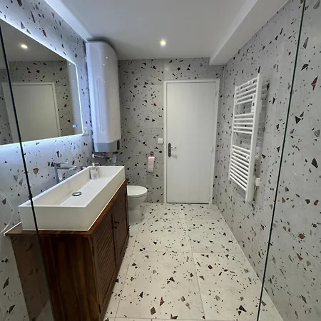 Stylish Loft In Historic Center, 5m Ceilings, Glass Wall, 3 Bedrooms