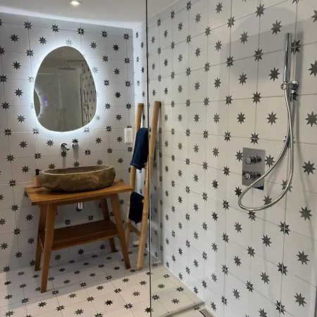 Stylish Loft In Historic Center, 5m Ceilings, Glass Wall, 3 Bedrooms Prázdninový dům