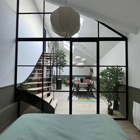 Stylish Loft In Historic Center, 5m Ceilings, Glass Wall, 3 Bedrooms Prázdninový dům