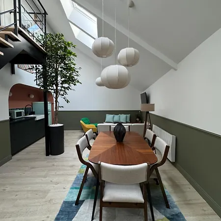 Prázdninový dům Stylish Loft In Historic Center, 5m Ceilings, Glass Wall, 3 Bedrooms *